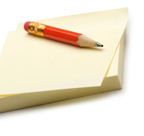 Nota de papel e um lápis vermelho — Fotografia de Stock
