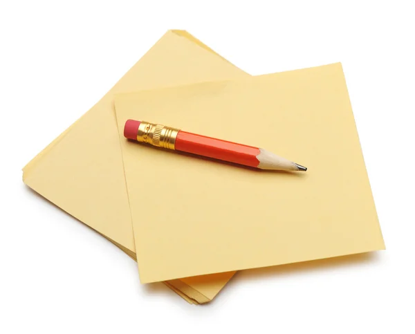 Papiernote und ein roter Bleistift — Stockfoto