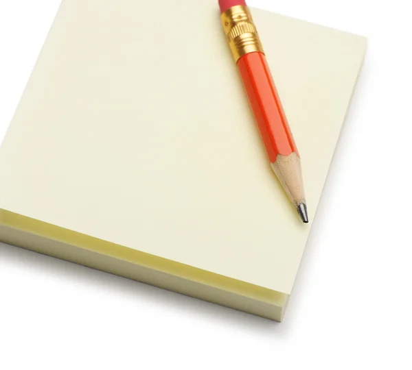 Nota de papel y un lápiz rojo —  Fotos de Stock