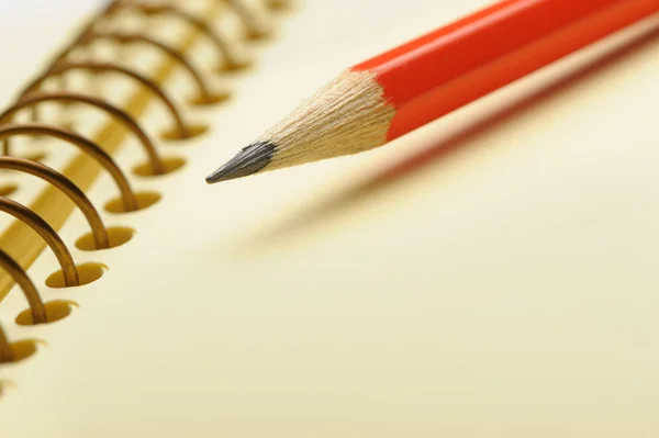 Notebook gula papper och röd penna — Stockfoto