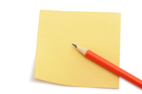 Бумажная записка и красный карандаш — стоковое фото