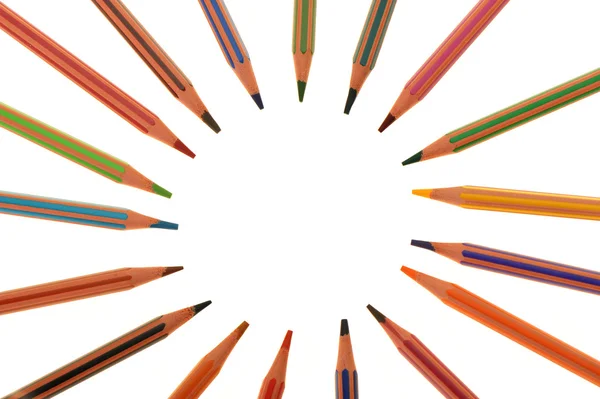 Набор пластмассовых цветных карандашей, расположенных на круге — стоковое фото