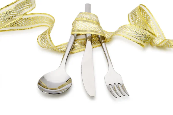 Cuchara, tenedor y un cuchillo atados a la cinta de celebración —  Fotos de Stock