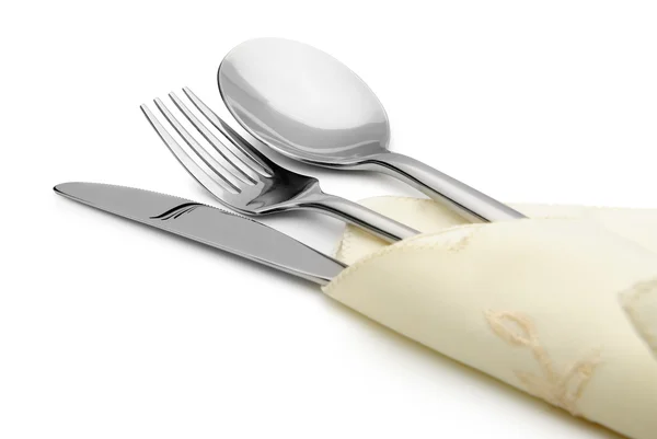 Colher, garfo e uma faca jazem em serviette — Fotografia de Stock
