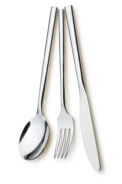 Een mes, lepel en vork liggen op een plaat — Stockfoto