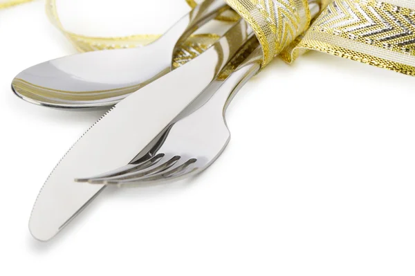 Lingură, furculiță și un cuțit legat panglică de sărbătoare — Fotografie, imagine de stoc