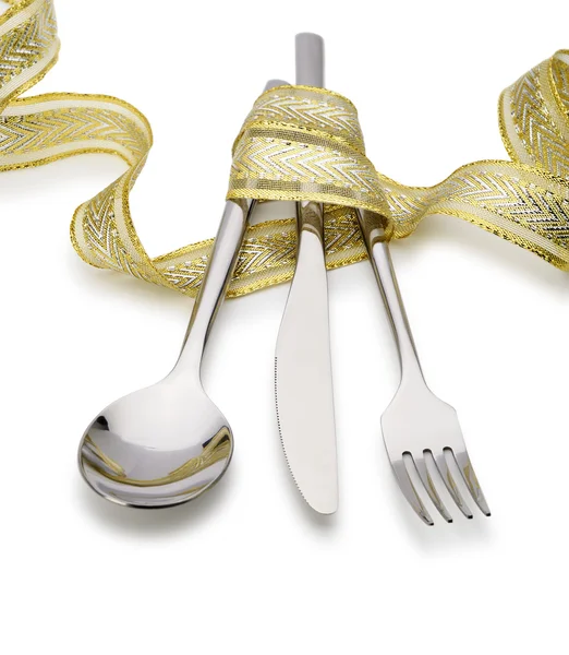 Lžíce, vidlička a nůž svázaný slavnostní stuha — Stock fotografie
