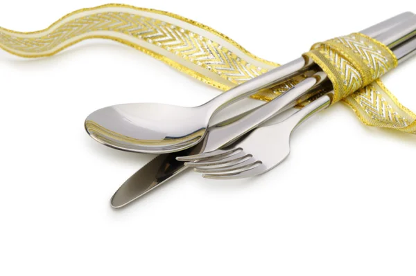 Lingură, furculiță și un cuțit legat panglică de sărbătoare — Fotografie, imagine de stoc