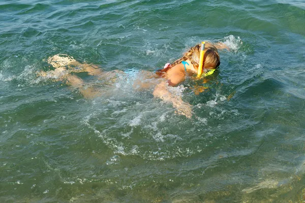 Kızın su altında yüzüyor. — Stok fotoğraf