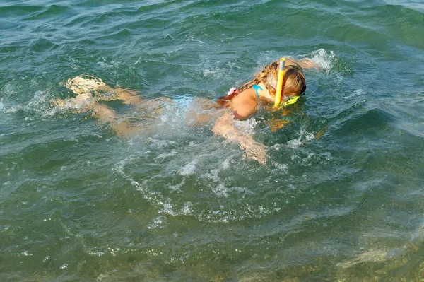 The girl floats under water — Stock Photo, Image