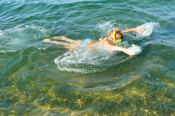 La ragazza galleggia sott'acqua — Foto Stock