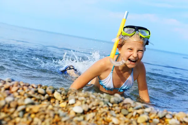 A menina em linguados do mar sobre na água — Fotografia de Stock