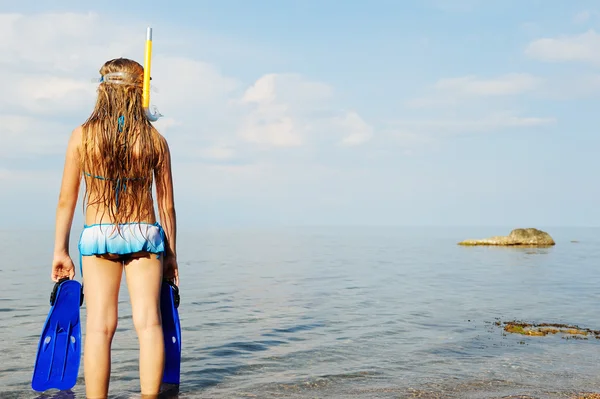 Flickan på seacoast ser på avstånd — Stockfoto