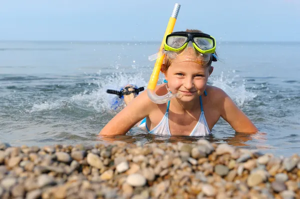 Das Mädchen am Meeresufer treibt im Wasser umher — Stockfoto