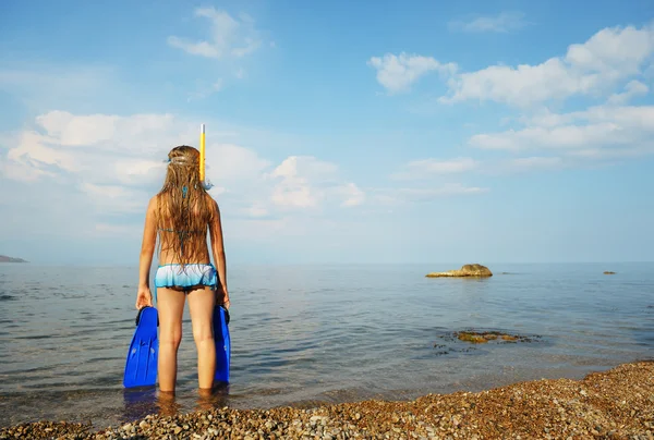 A menina no litoral olha em uma distância — Fotografia de Stock