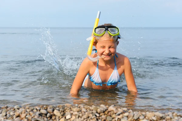 The girl on seacoast flounders about in water — Stock Photo, Image