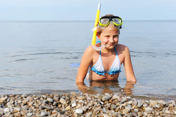 The girl on seacoast flounders about in water — Stock Photo, Image