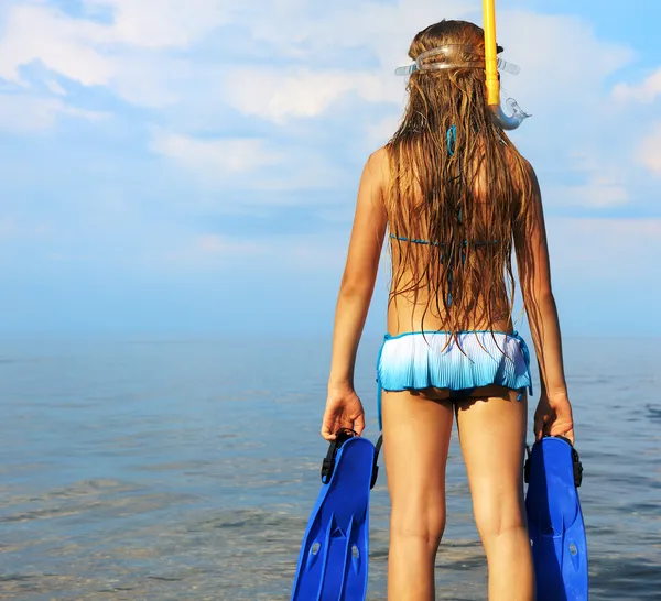 Het meisje op Zeekust kijkt in een afstand — Stockfoto