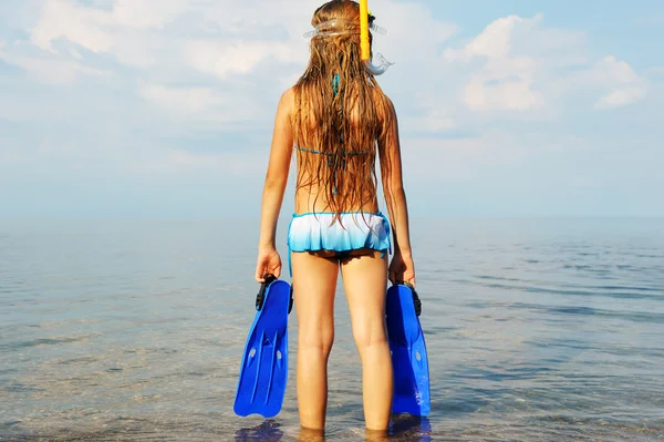 Dívka na mořského pobřeží vypadá ve vzdálenosti — Stock fotografie