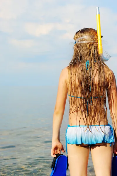 Дівчина на березі моря дивиться на відстань — стокове фото