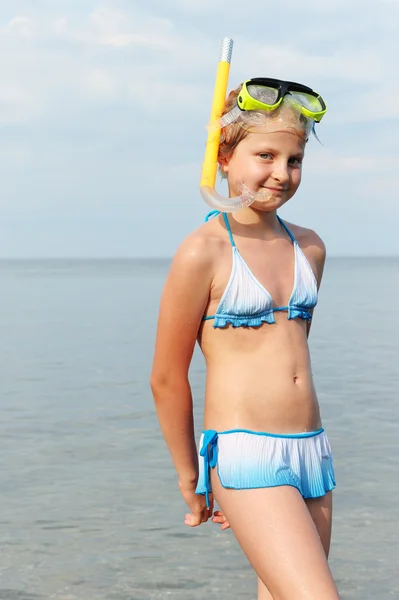 Дівчина на березі моря — стокове фото