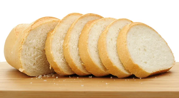 Порезанный хлеб на доске — стоковое фото