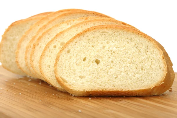 O pão de redução em uma tábua de corte — Fotografia de Stock