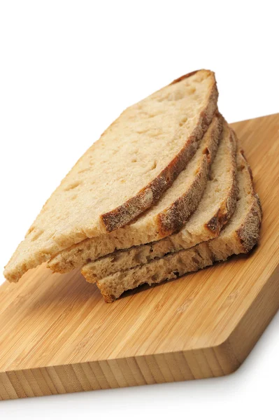 Il pane di taglio su un tagliere — Foto Stock