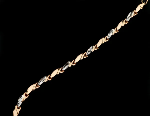 Goldarmband auf schwarzem Hintergrund — Stockfoto