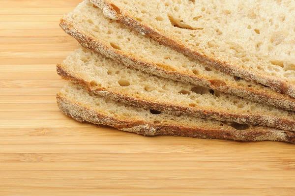 El pan cortado en una tabla de cortar — Foto de Stock