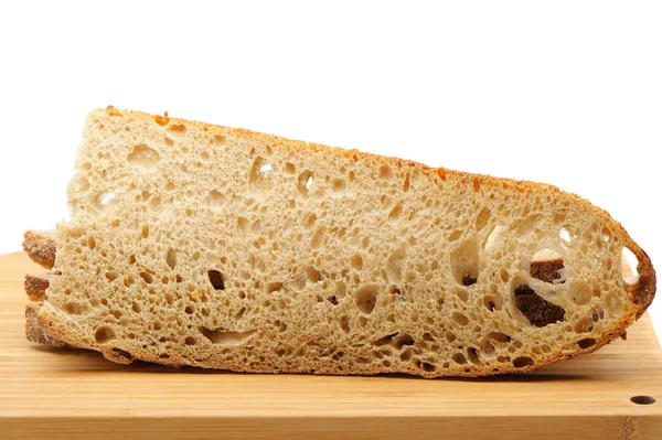 O pão de redução em uma tábua de corte — Fotografia de Stock