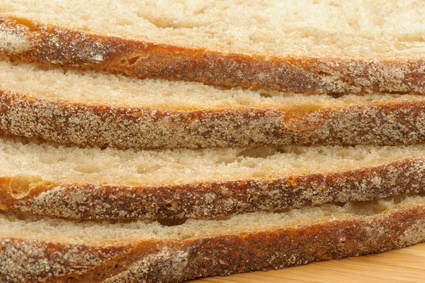 El pan cortado en una tabla de cortar — Foto de Stock