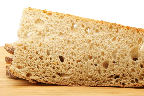 A vágott kenyeret egy vágódeszka — Stock Fotó