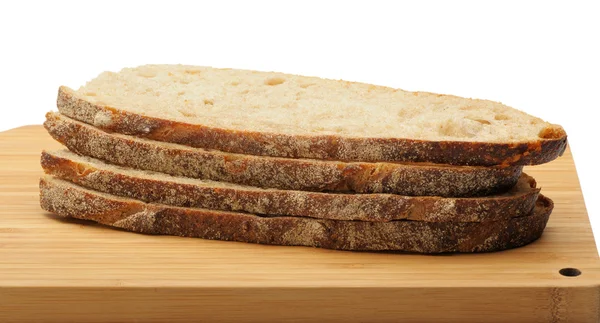 Le pain coupé sur une planche à découper — Photo