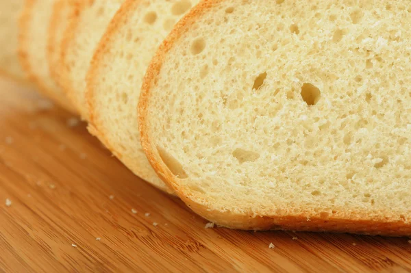 Порезанный хлеб на доске — стоковое фото