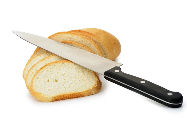 Порезанный хлеб с ножом — стоковое фото