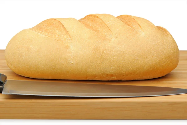 Τα κομμένα ψωμί σε μια σανίδα με ένα μαχαίρι — Φωτογραφία Αρχείου