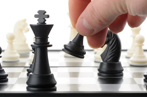 Pawn in handen over een schaakbord — Stockfoto