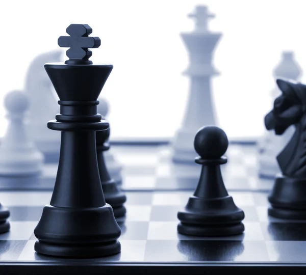 Das schwarze Schachkönig.blau getönt — Stockfoto