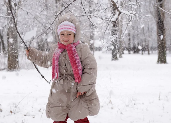 女孩和落雪 — 图库照片