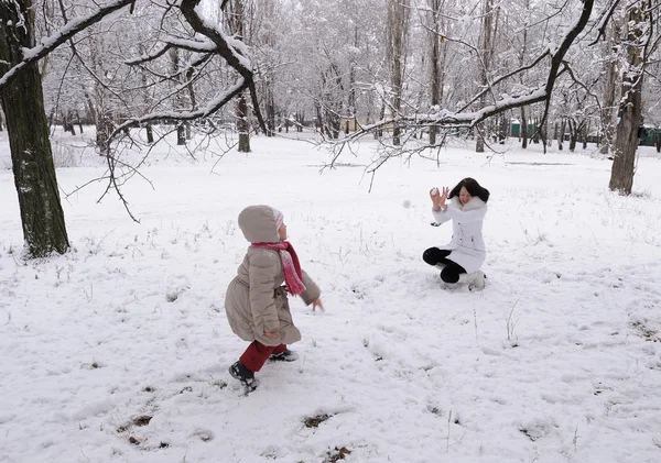 Mamma och dotter spela snöbollar — Stockfoto