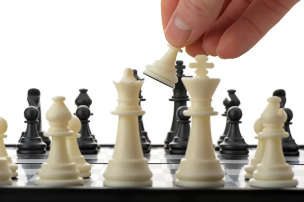 Pěšák v rukou po šachovnici — Stock fotografie