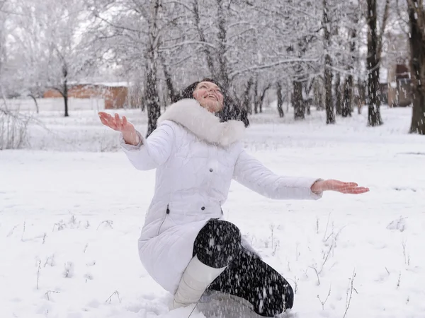 Die Frau in Weiß und fallendem Schnee — Stockfoto