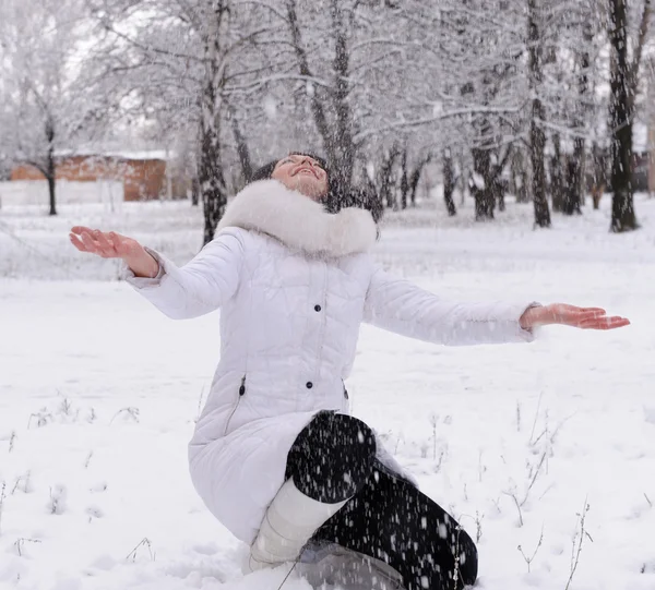 Η γυναίκα στο λευκό και πέφτει χιόνι — Φωτογραφία Αρχείου