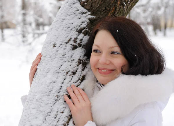 Porträtt av den unga kvinnan i vitt på ett träd — Stockfoto