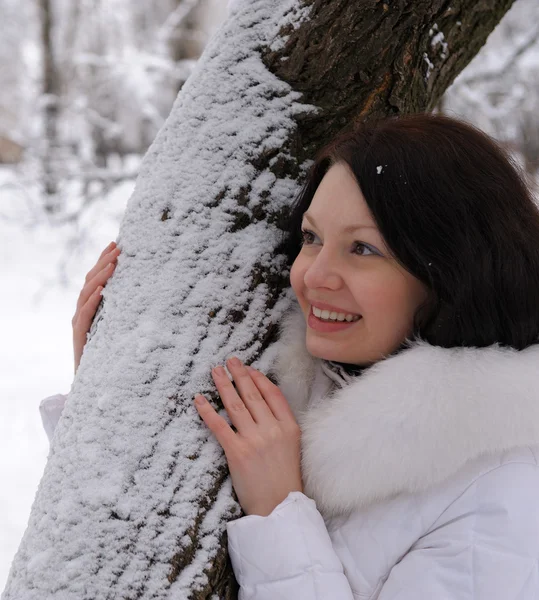 Πορτρέτο της νεαρής γυναίκας στα λευκά σε ένα δέντρο — Φωτογραφία Αρχείου