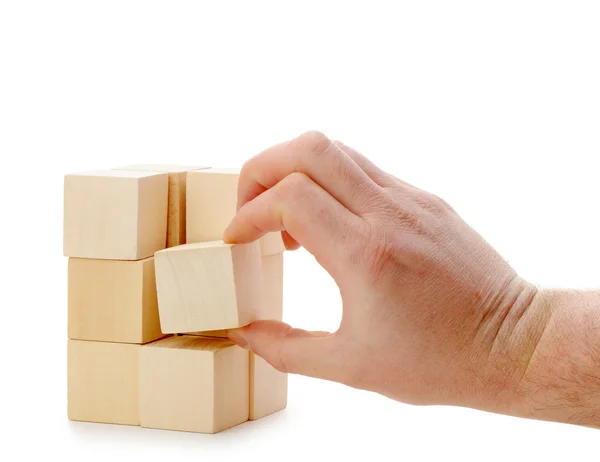 La mano stabilisce un cubo di legno — Foto Stock