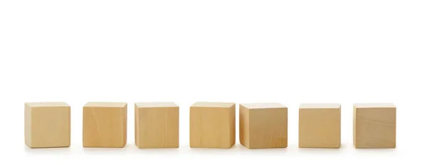 Cubos de madeira em linha — Fotografia de Stock