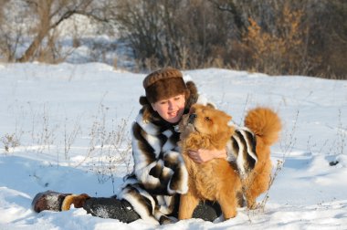 vizon kürk manto kadın köpekle oynar