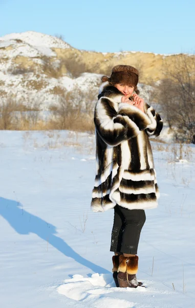 La mujer en un abrigo de piel de visón — Foto de Stock